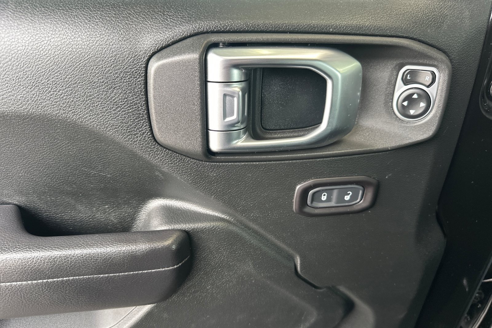 Used 2019 BLACK Jeep Sport image 10