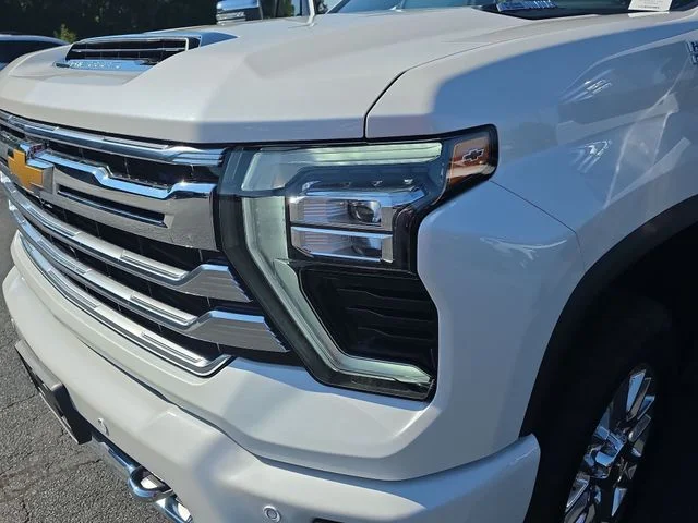 Used 2025 Beige Chevrolet High Country image 33