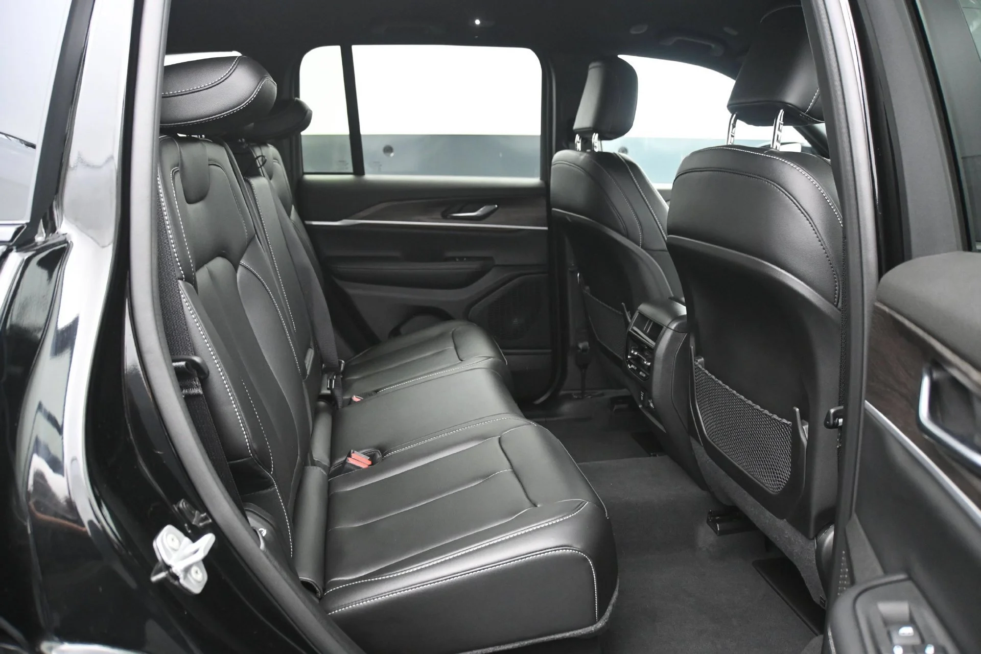 Used 2025 Diamond Black Crystal Pearlcoat Jeep Limited image 15