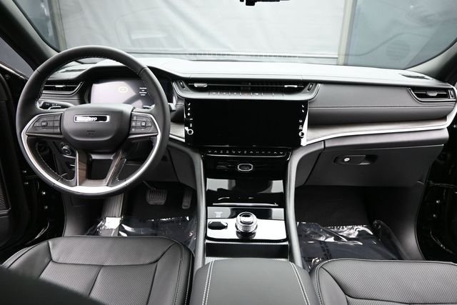 New 2026 Diamond Black Crystal Pearl-Coat Exterior Paint Jeep Limited image 9