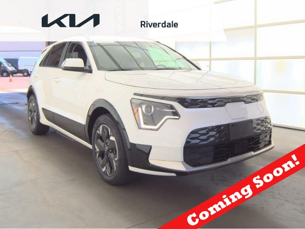 Used 2024 White Kia Wind image 1