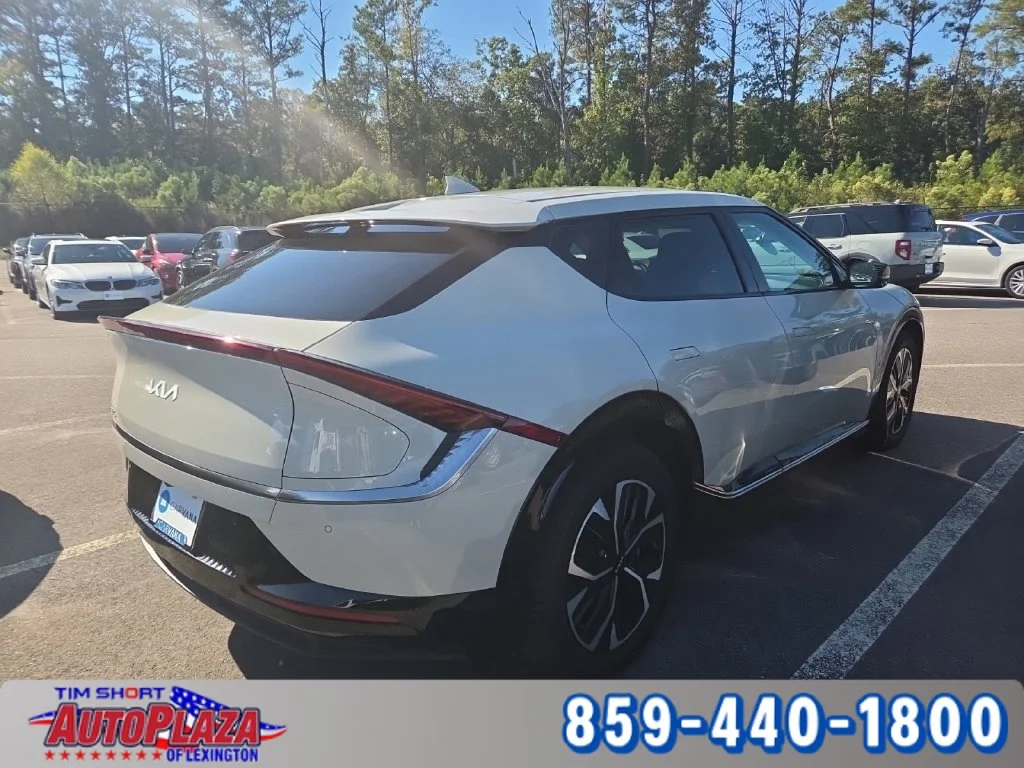 Used 2022 White Kia Wind image 2