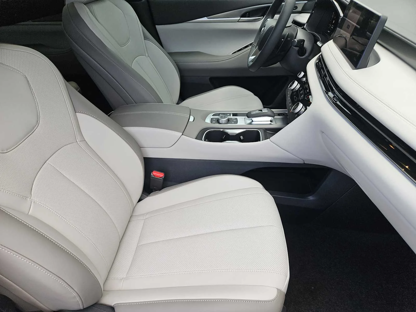 New 2027 RADIANT WHITE INFINITI Luxe FWD image 9
