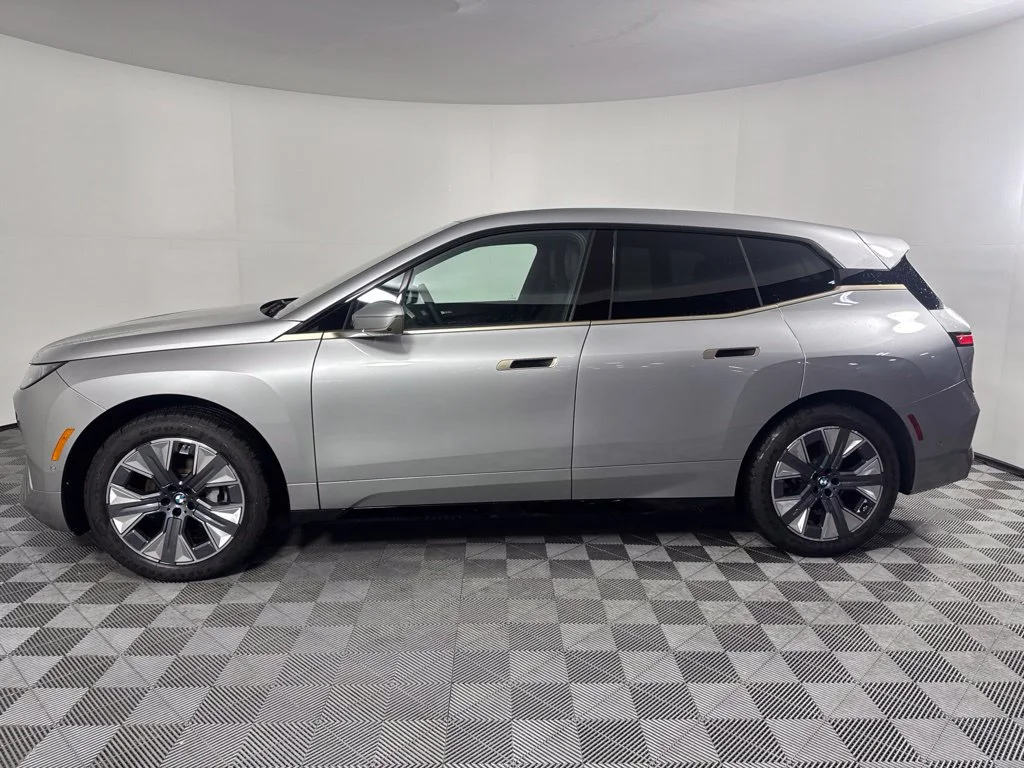Used 2026 Silver BMW xDrive60 image 8