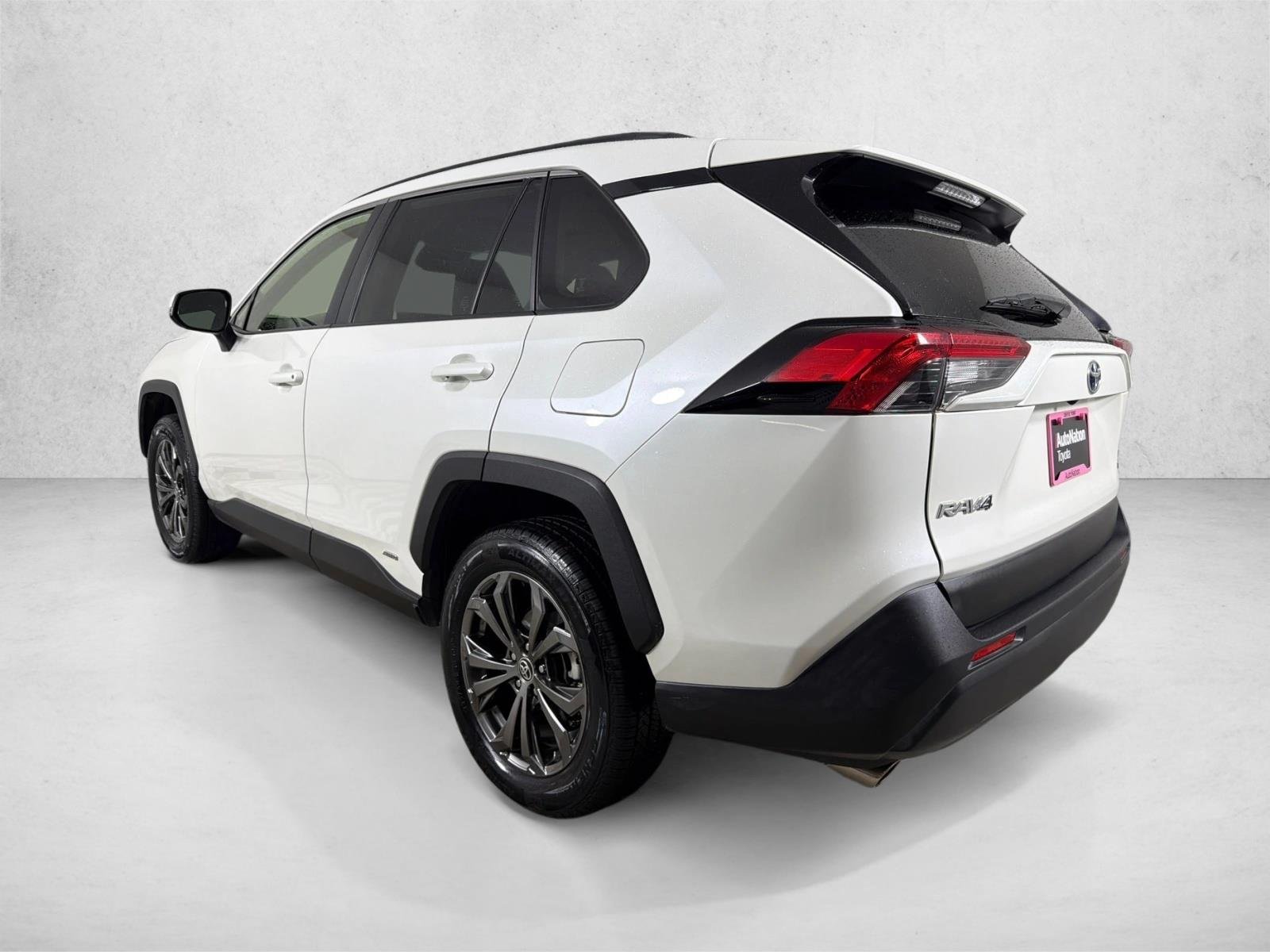 Used 2022  Toyota Hybrid XLE Premium image 6