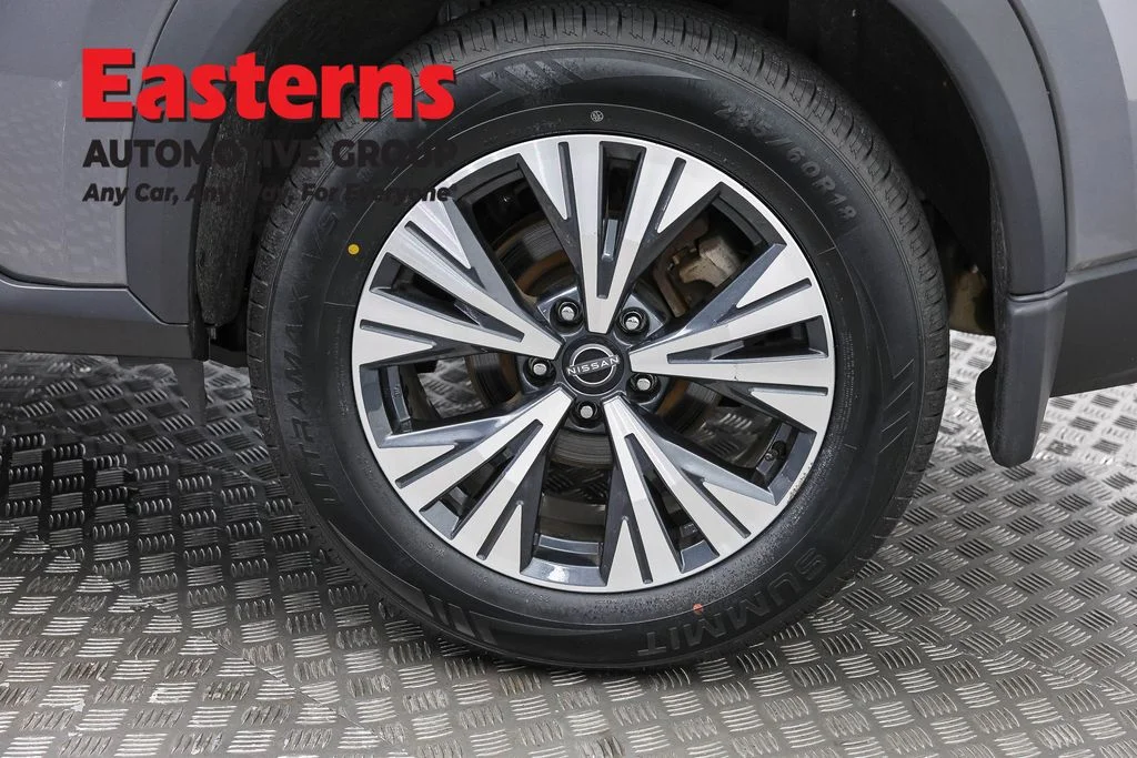 Used 2023 Gray Nissan SV image 33