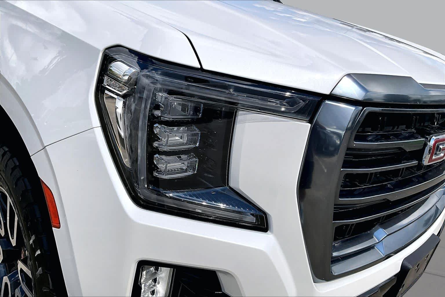 Used 2022 White Frost Tricoat GMC AT4 image 26
