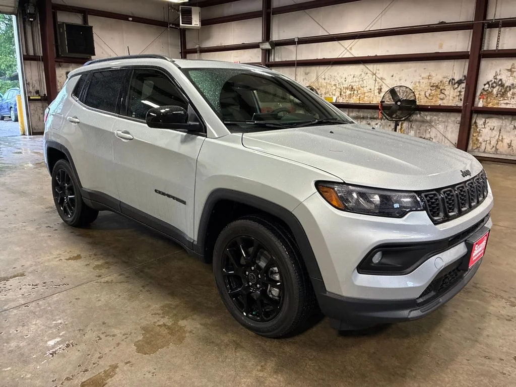 New 2025 Silver Zynith Metallic Clear-Coat Exterior Paint Jeep Latitude image 8