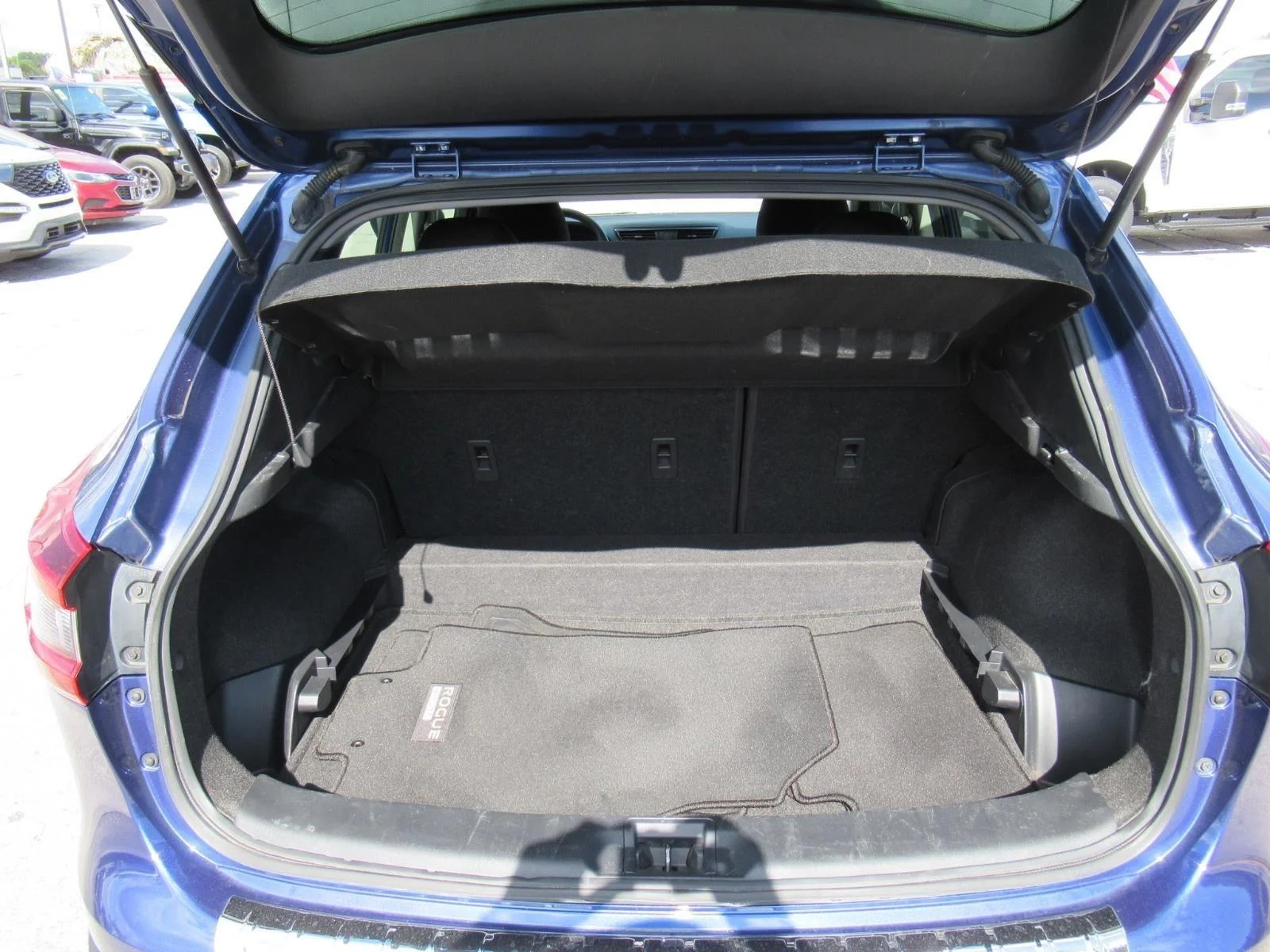 Used 2020 Caspian Blue Nissan S image 33
