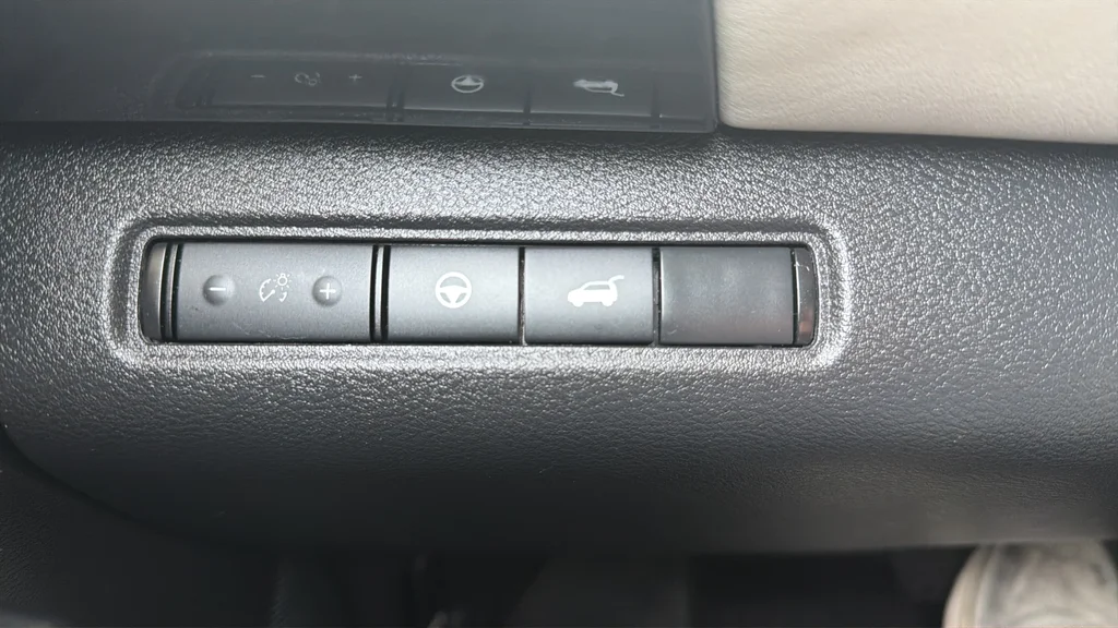 Used 2023 White Nissan SL image 21