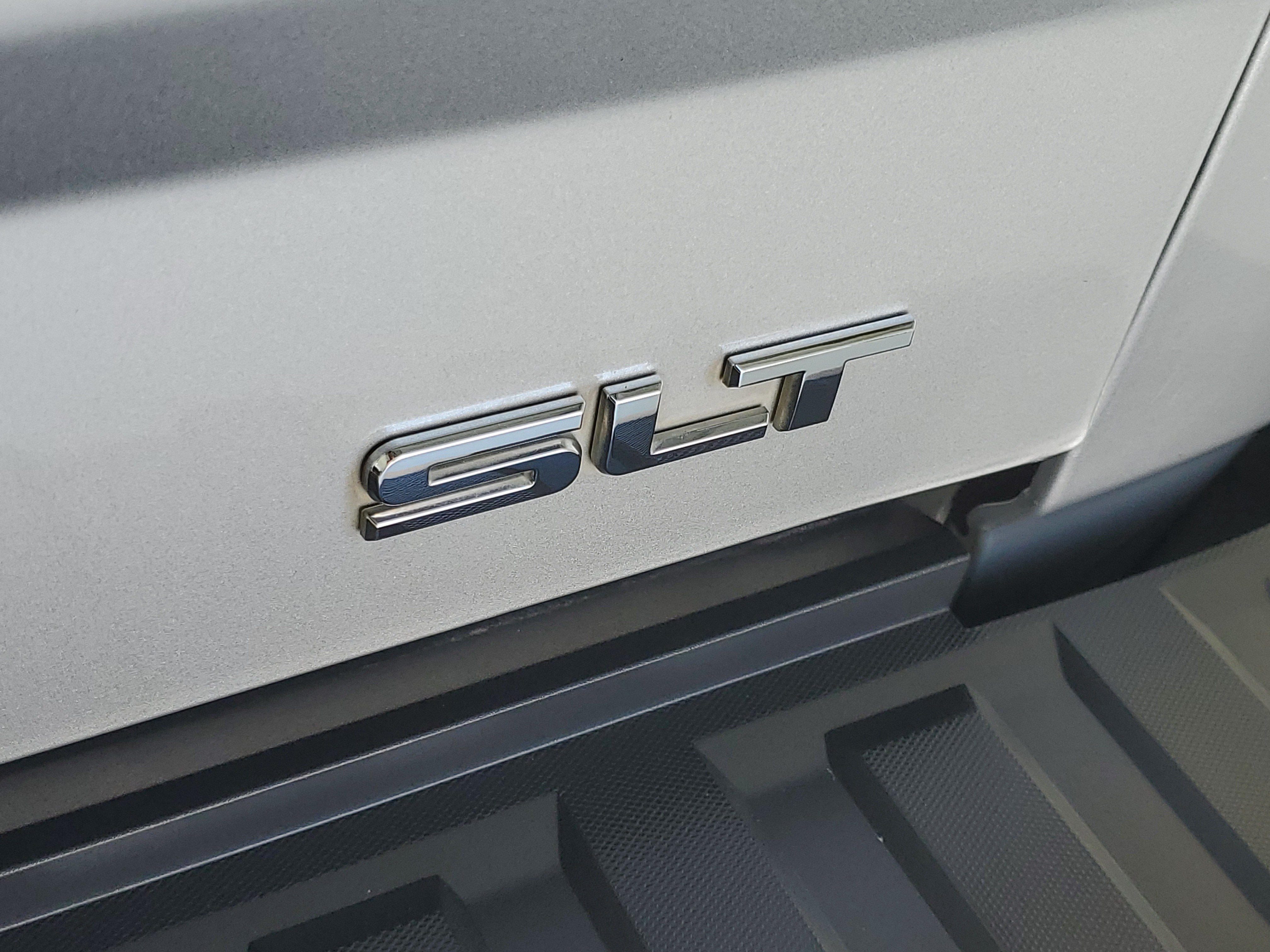 Used 2018 Quicksilver Metallic GMC SLT image 11
