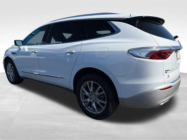 Used 2023 Summit White Buick Essence image 3