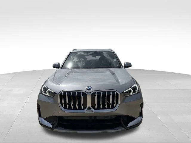 Used 2025 Silver BMW xDrive28i image 4