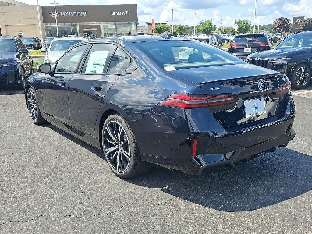 New 2027 Carbon Black Metallic BMW 550e xDrive image 3