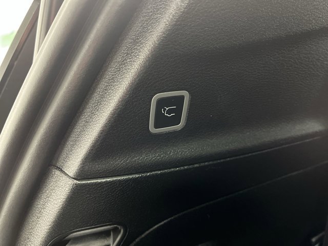 Used 2025 Diamond Black Crystal Pearlcoat Chrysler Select image 31