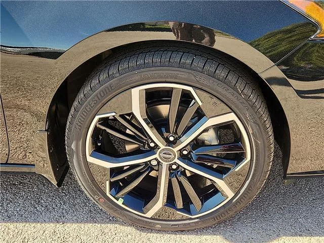 New 2026 KH3 Super Blac Nissan SR Front-Wheel Drive Sedan image 5