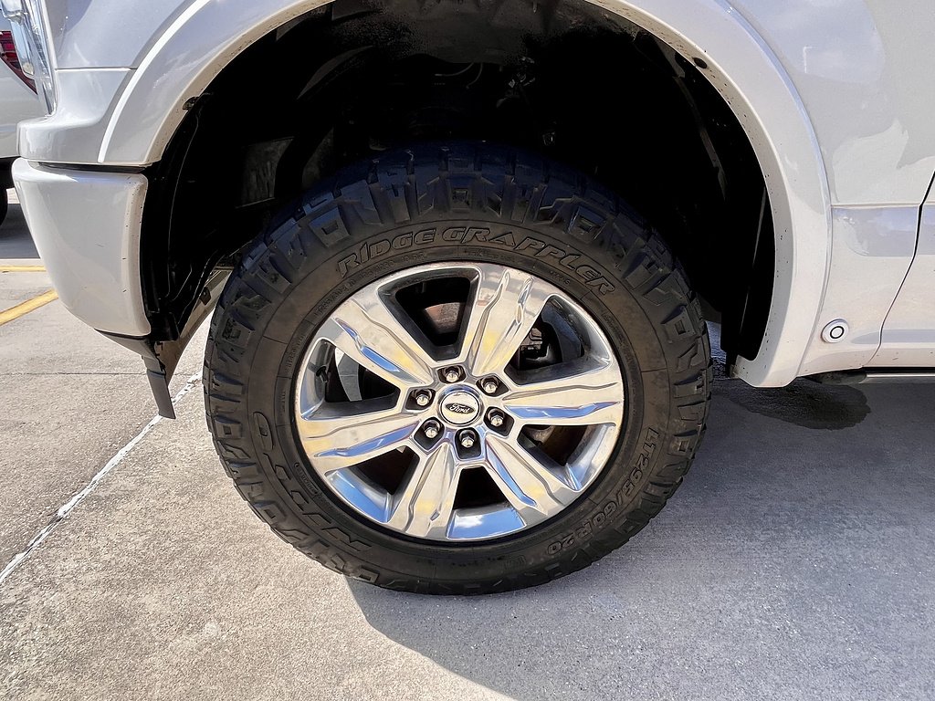 Used 2018 White Platinum Metallic Tri-Coat Ford Platinum image 9