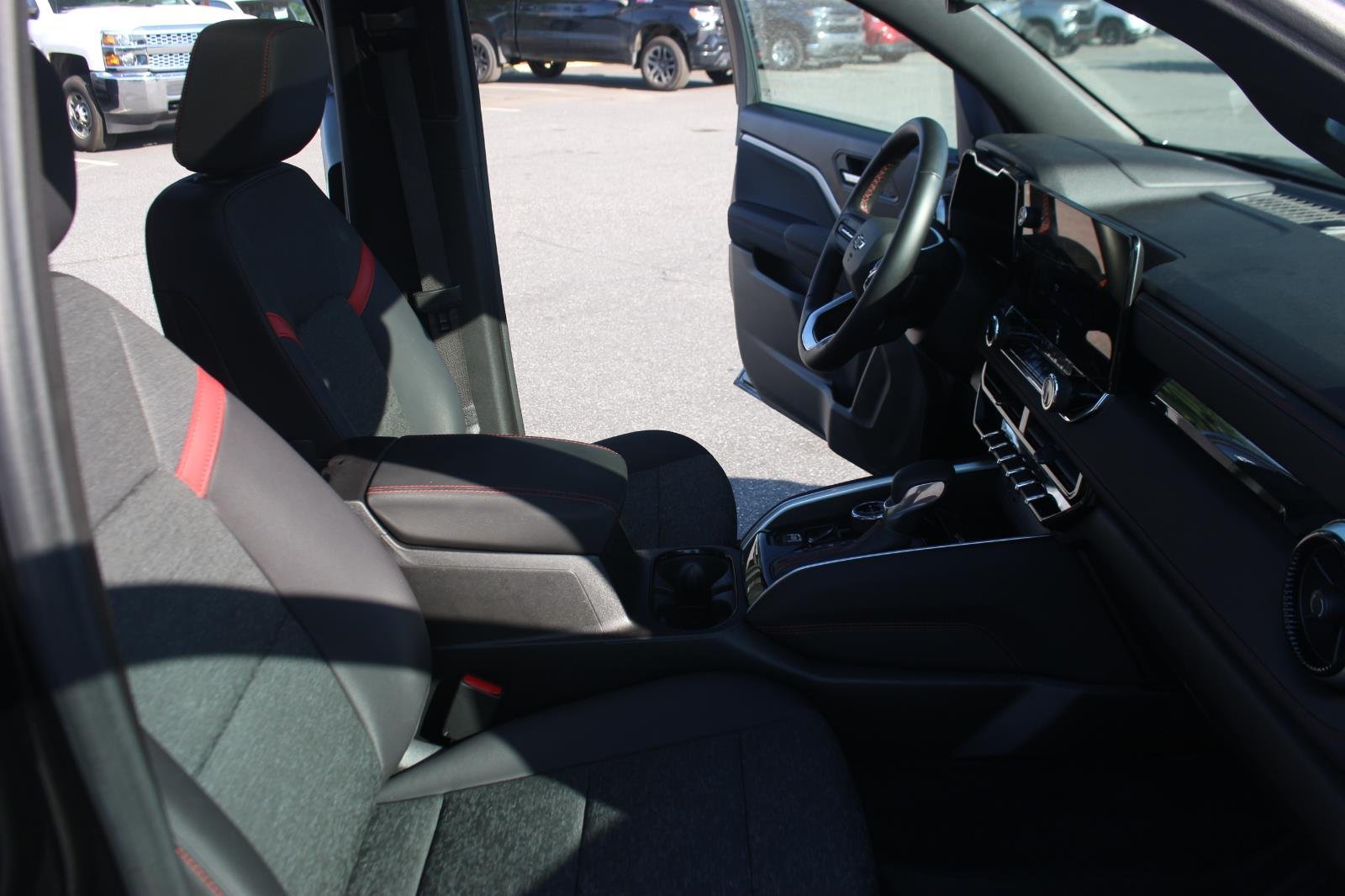 Used 2024 Black Chevrolet Z71 image 33