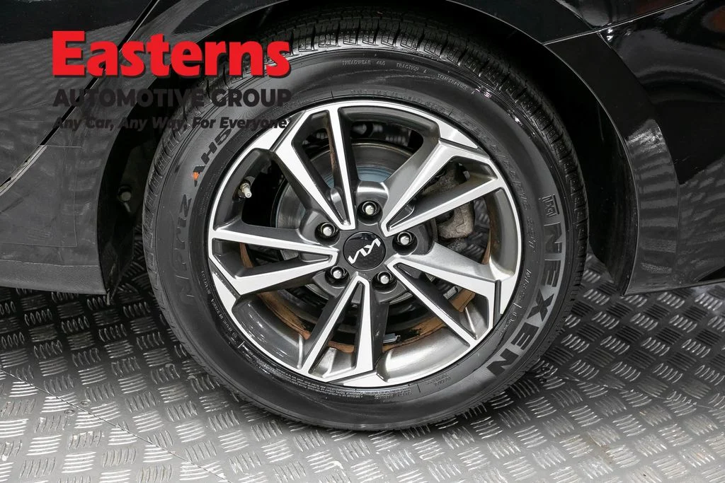 Used 2023 Black Kia LXS image 8