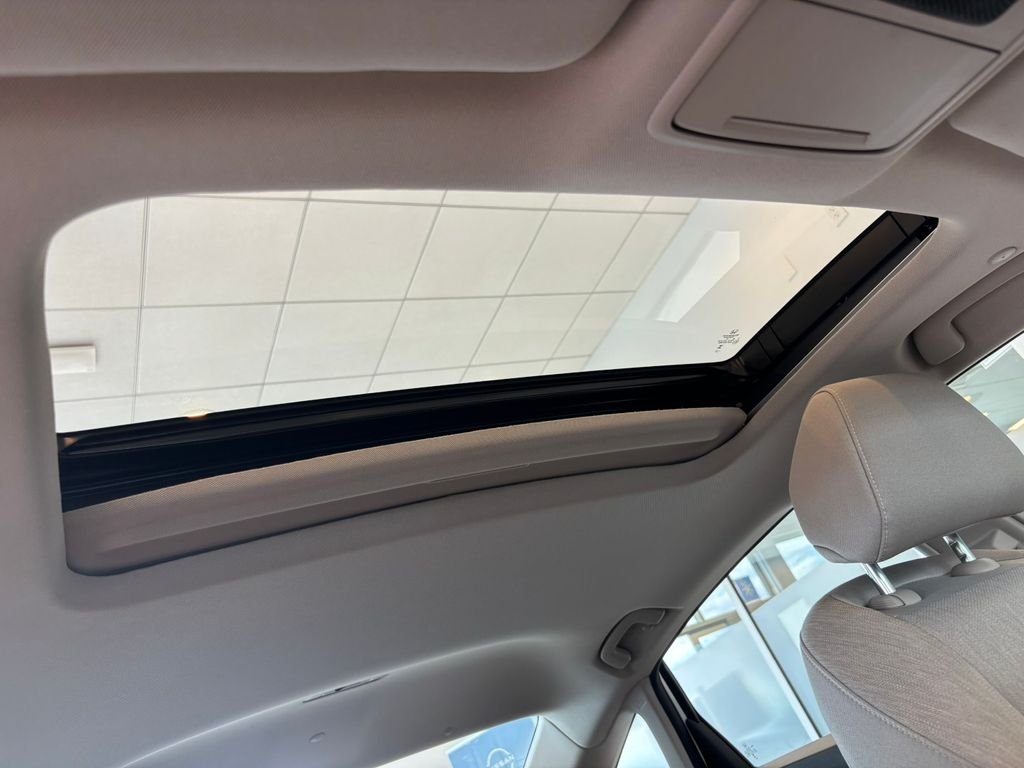 Used 2023 White Honda EX image 27