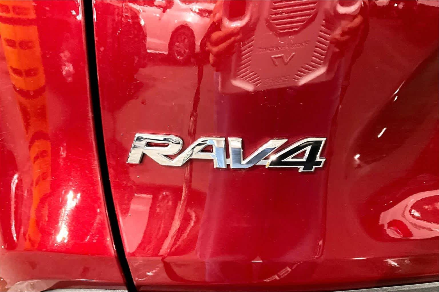 Used 2025 Ruby Flare Pearl Toyota XLE image 10