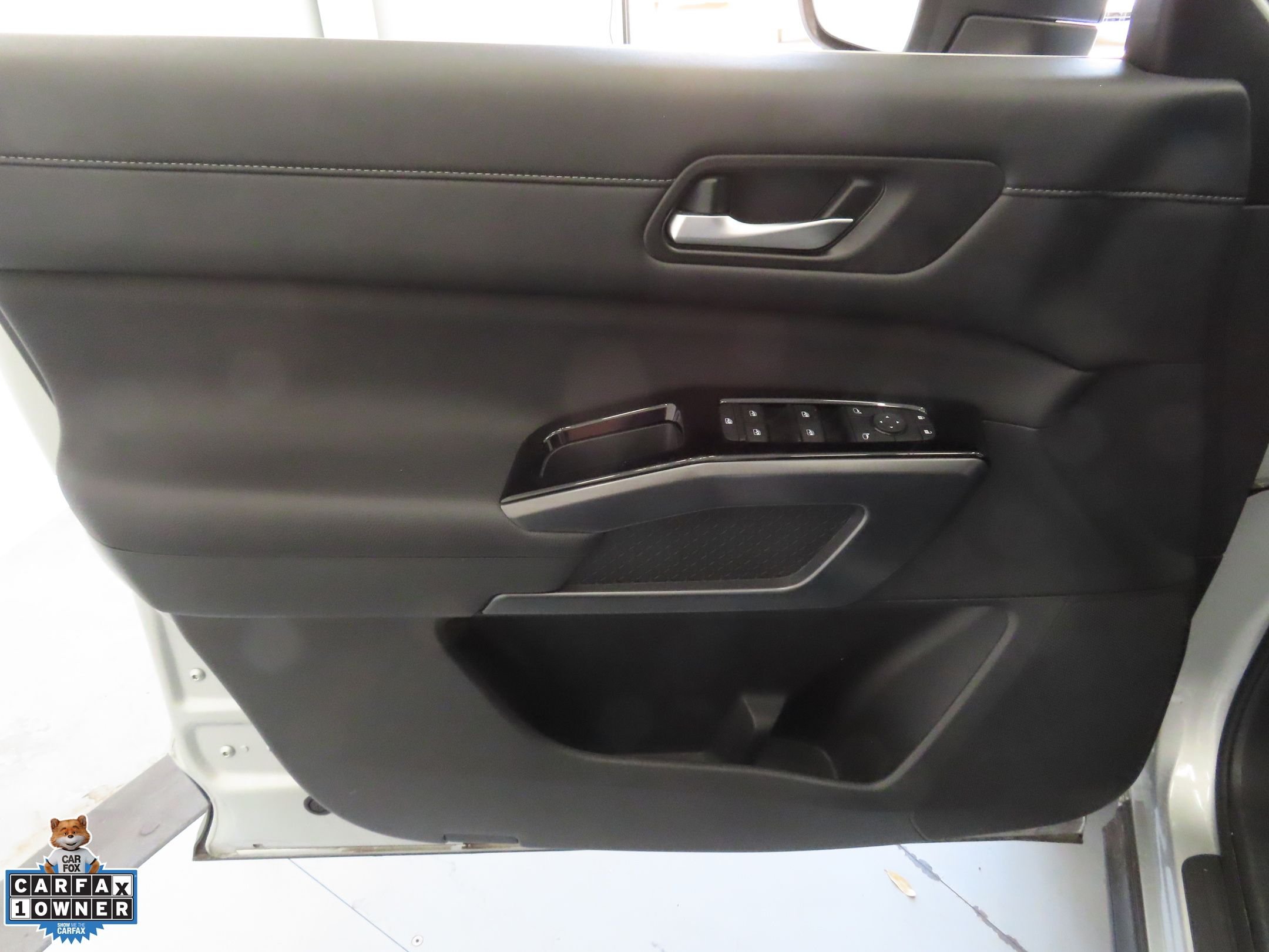 Used 2025 Silver Nissan SL image 10