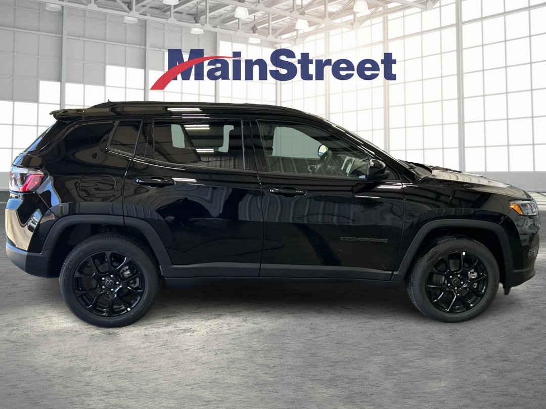 New 2026 Diamond Black Crystal Pearl-Coat Exterior Paint Jeep Latitude image 6