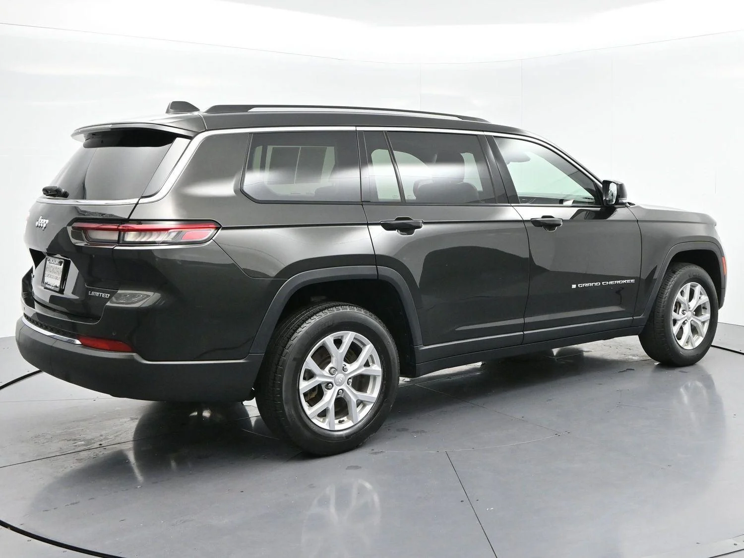 Used 2023 Rocky Mountain Pearlcoat Jeep Limited image 7