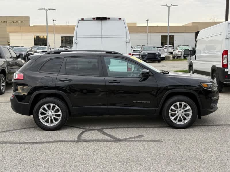 Used 2022 Diamond Black Crystal Pearlcoat Jeep Latitude Lux image 2