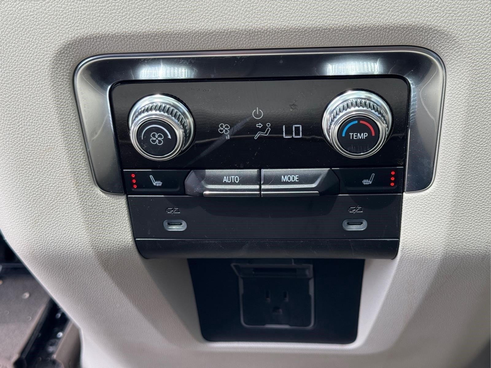 Used 2022 White Frost Tricoat GMC Denali image 17