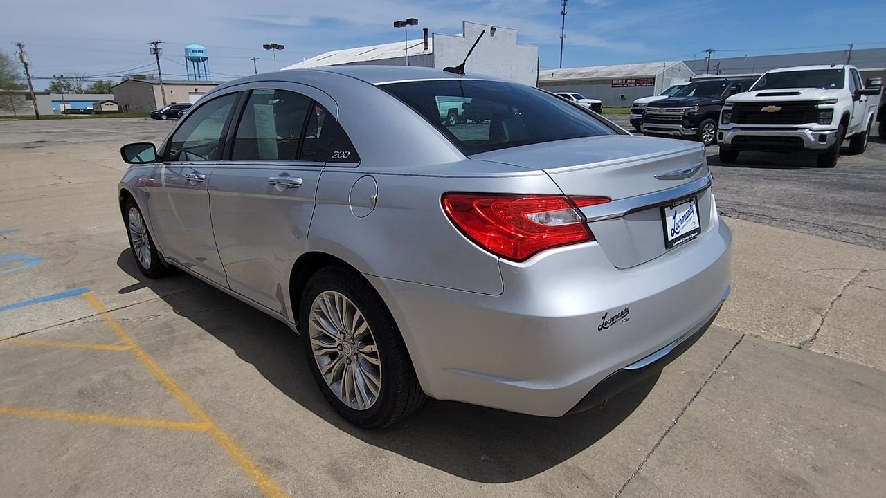 Used 2012  Chrysler Limited image 7