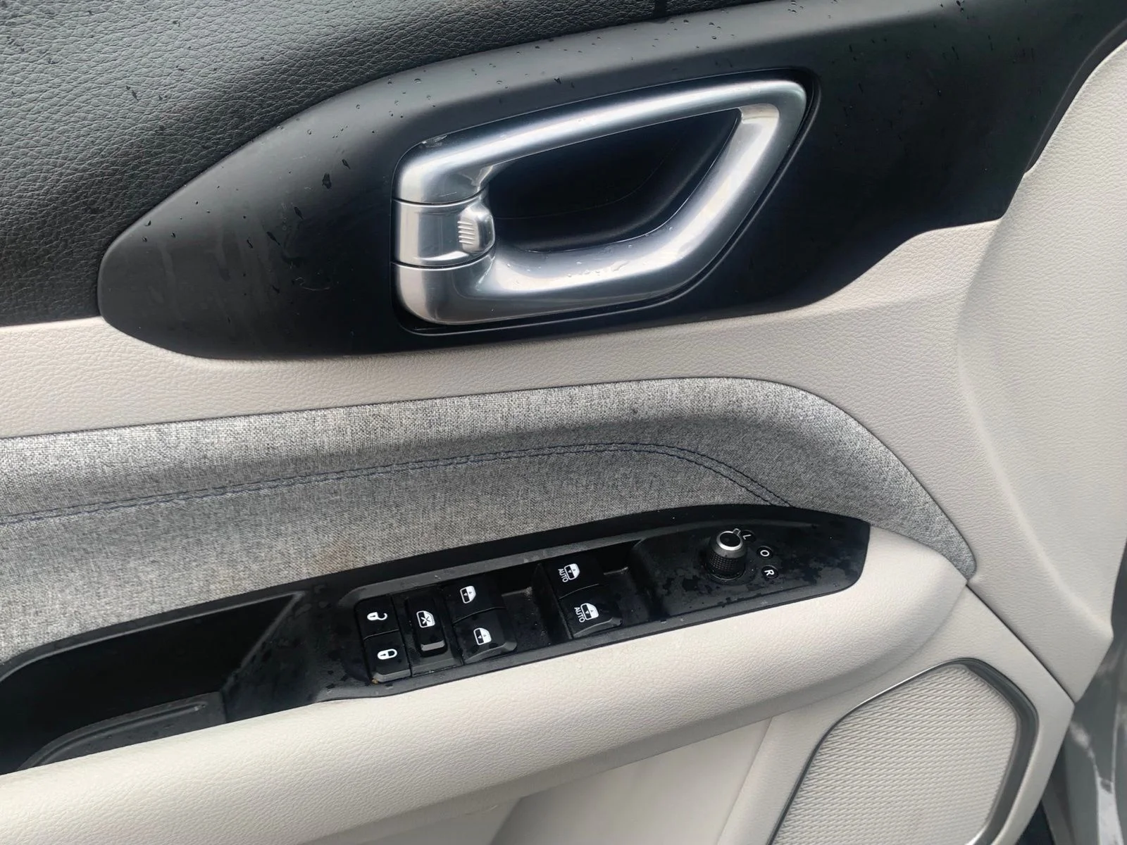Used 2023 Gray Jeep Latitude image 10