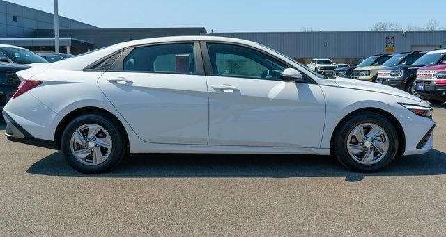 Used 2024 White Hyundai SE image 5