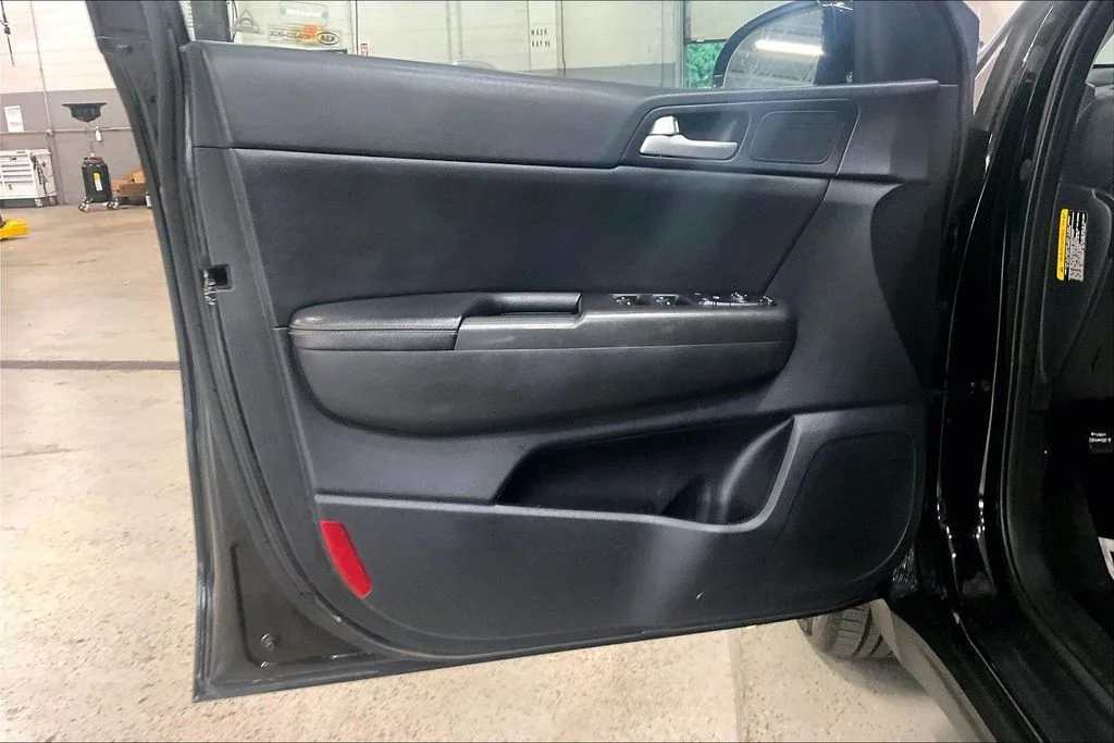 Used 2017 Red Kia EX image 23