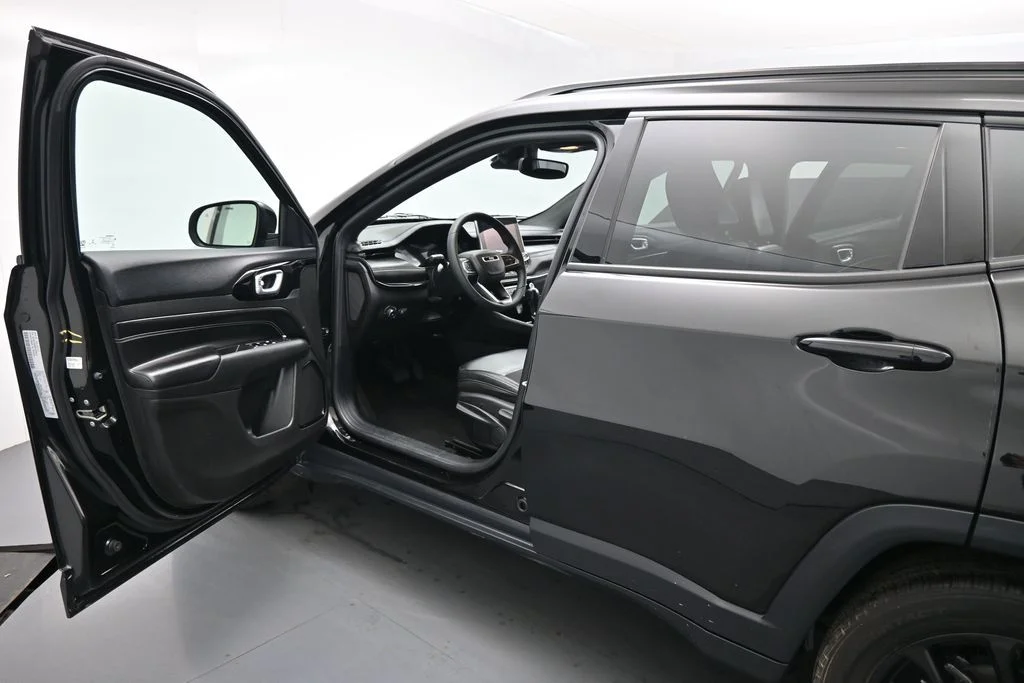 Used 2022 Black Jeep Altitude image 8