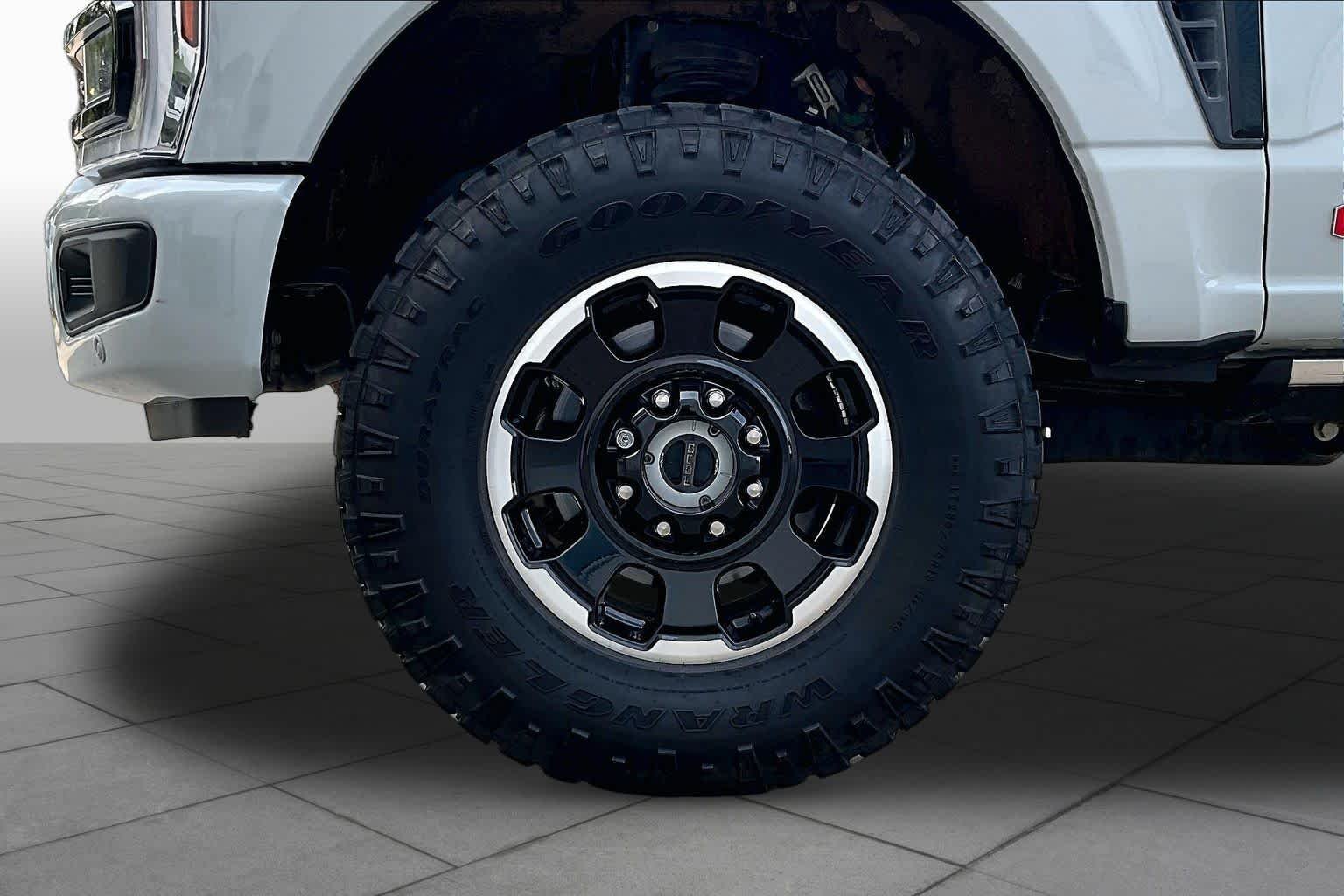 Used 2025 Avalanche Gray Ford Platinum image 9