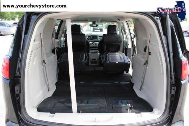 Used 2019 Black Chrysler Touring L image 19