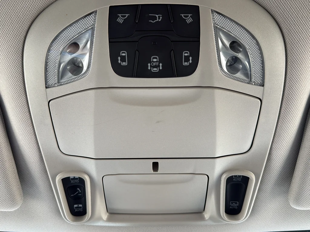 Used 2023 White Chrysler Limited image 29