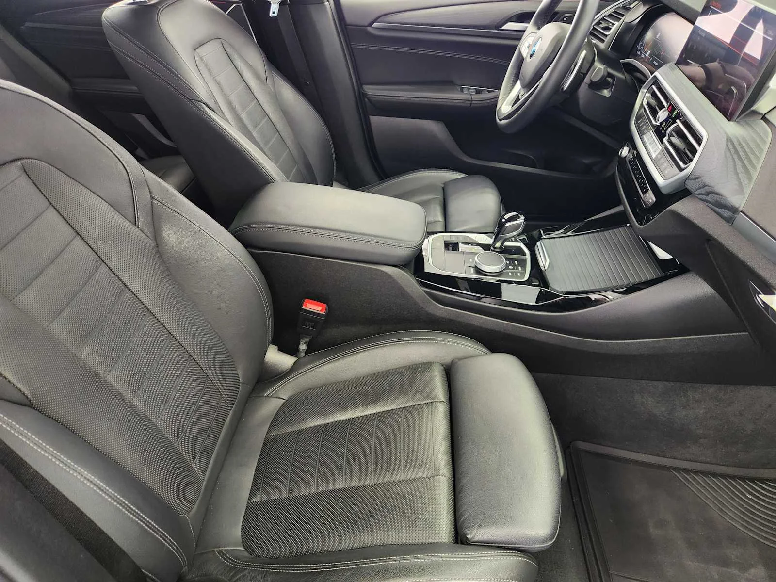 Used 2022 Black Sapphire Metallic BMW sDrive30i image 10