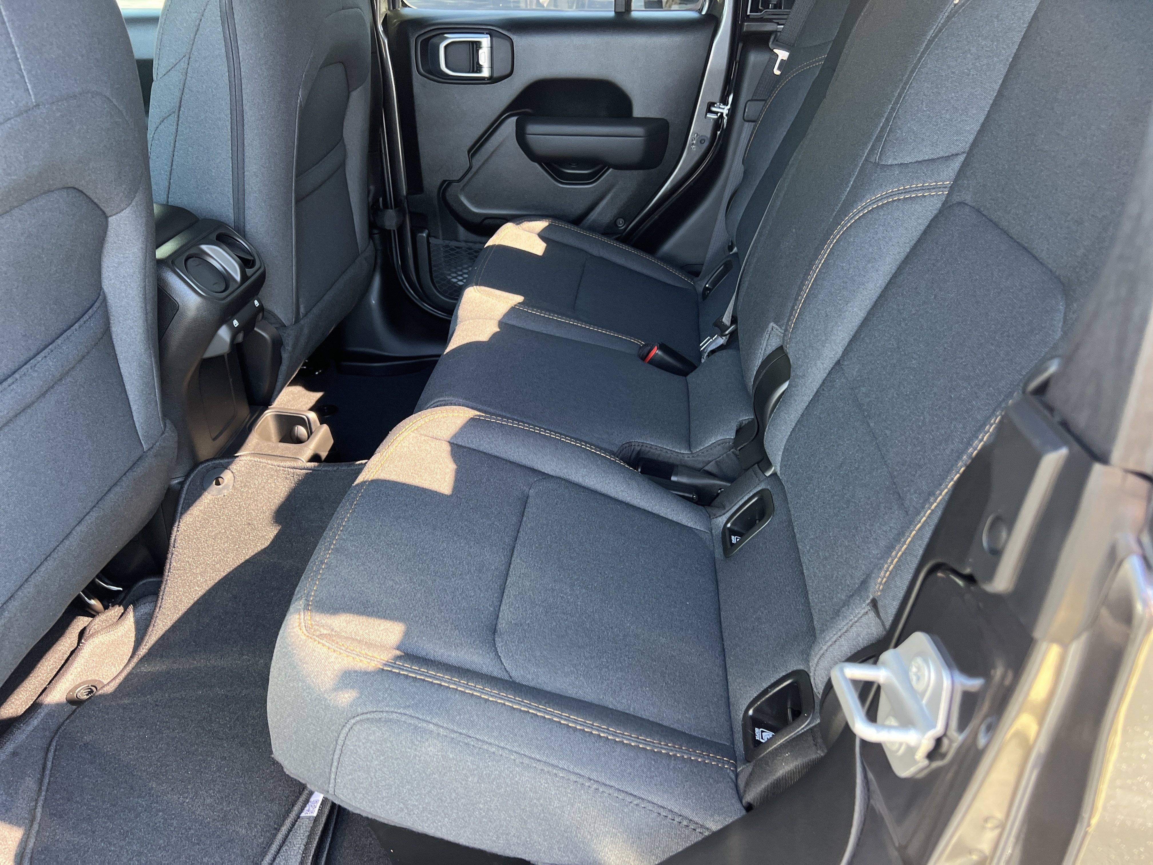 New 2026 Granite Crystal Metallic Clearcoat Jeep Sport S image 16