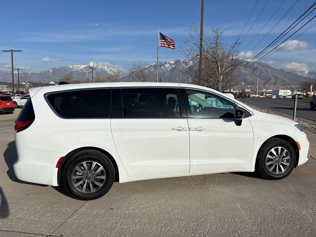 Used 2024 White Chrysler Select image 4