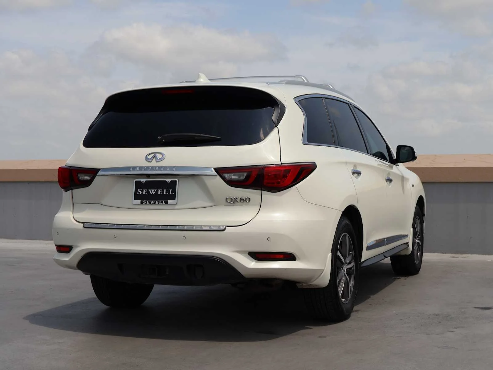 Used 2019 Majestic White INFINITI LUXE image 7