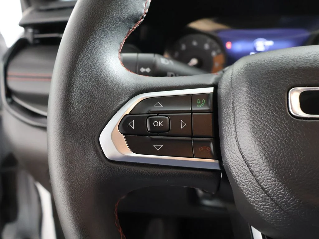 Used 2025 Bright White Clearcoat Jeep Trailhawk image 40