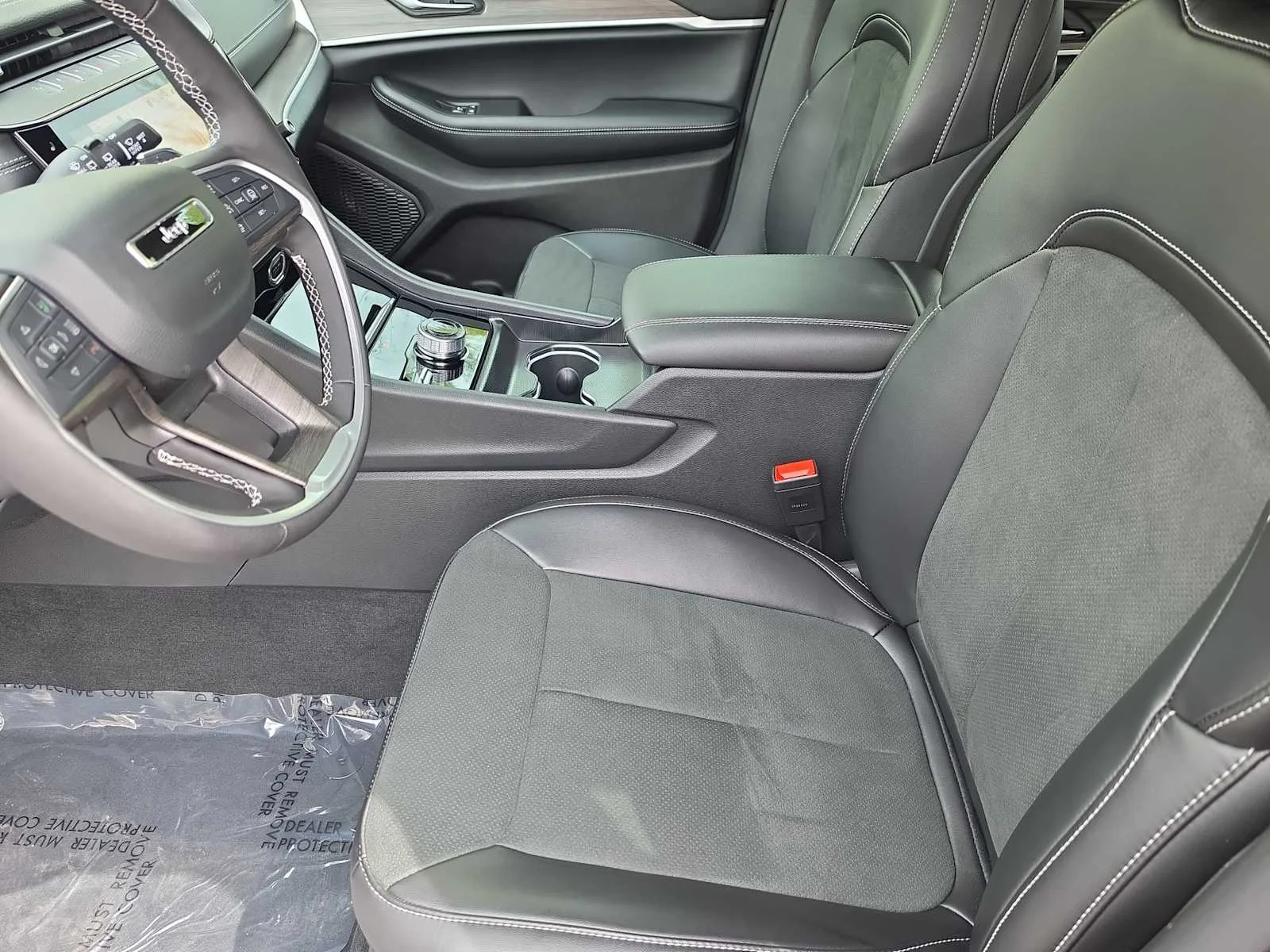 New 2026 Bright White Clear-Coat Exterior Paint Jeep Laredo Altitude image 15