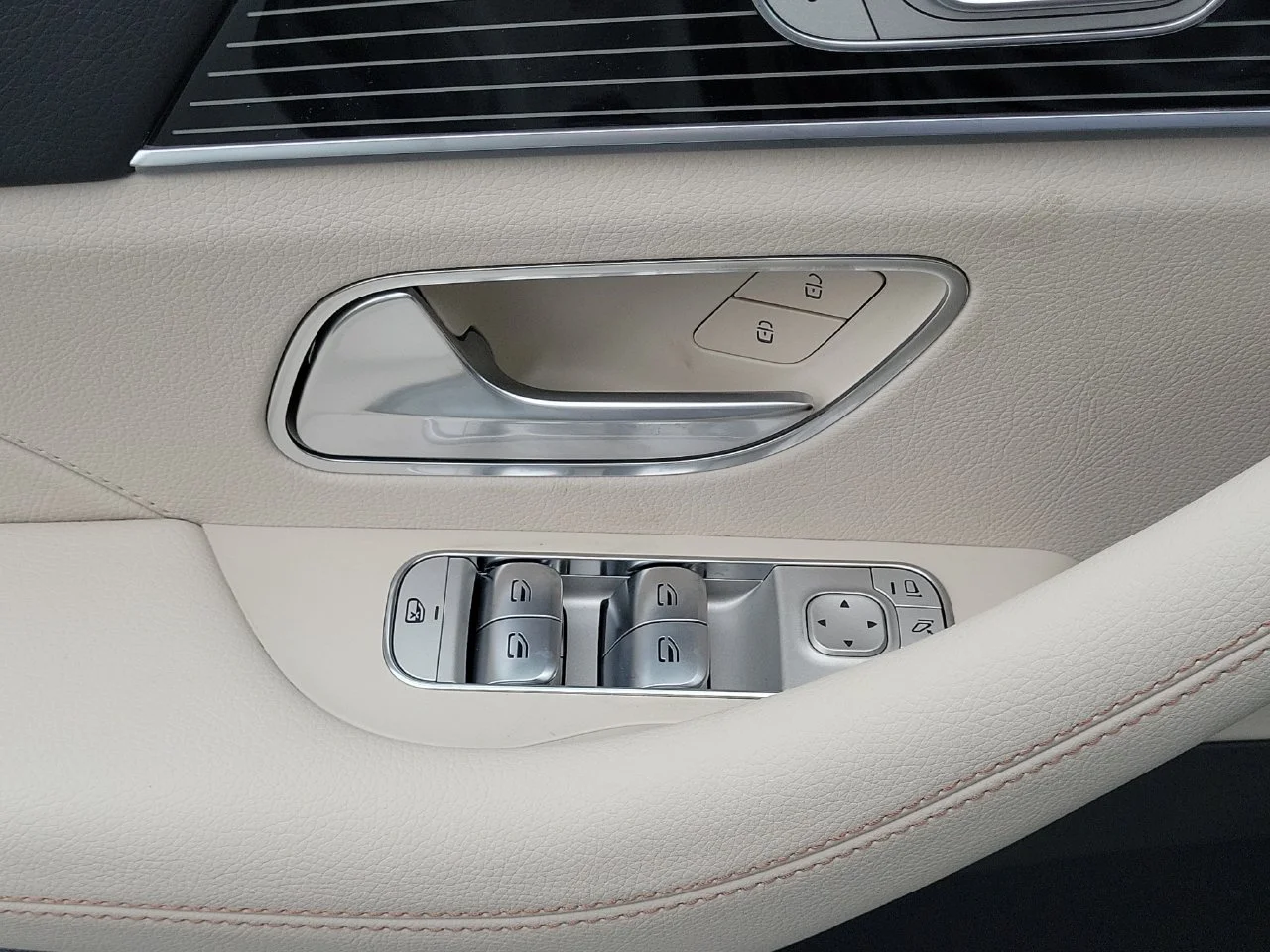 New 2027 MANUFAKTUR Moonlight White Metallic Mercedes-Benz GLS 450 image 26