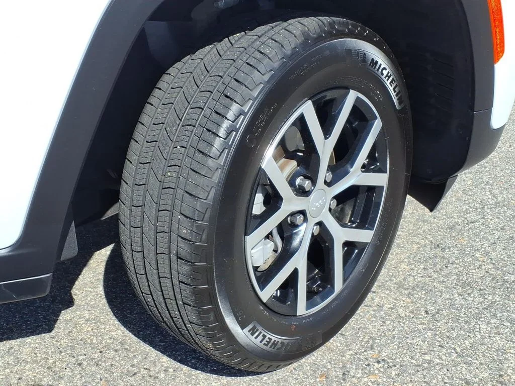 Used 2025 White Jeep Limited image 4