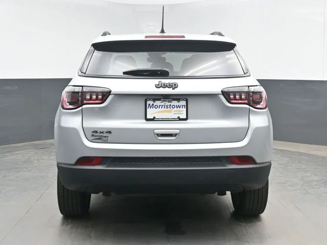 Used 2025 Silver Jeep Latitude image 12