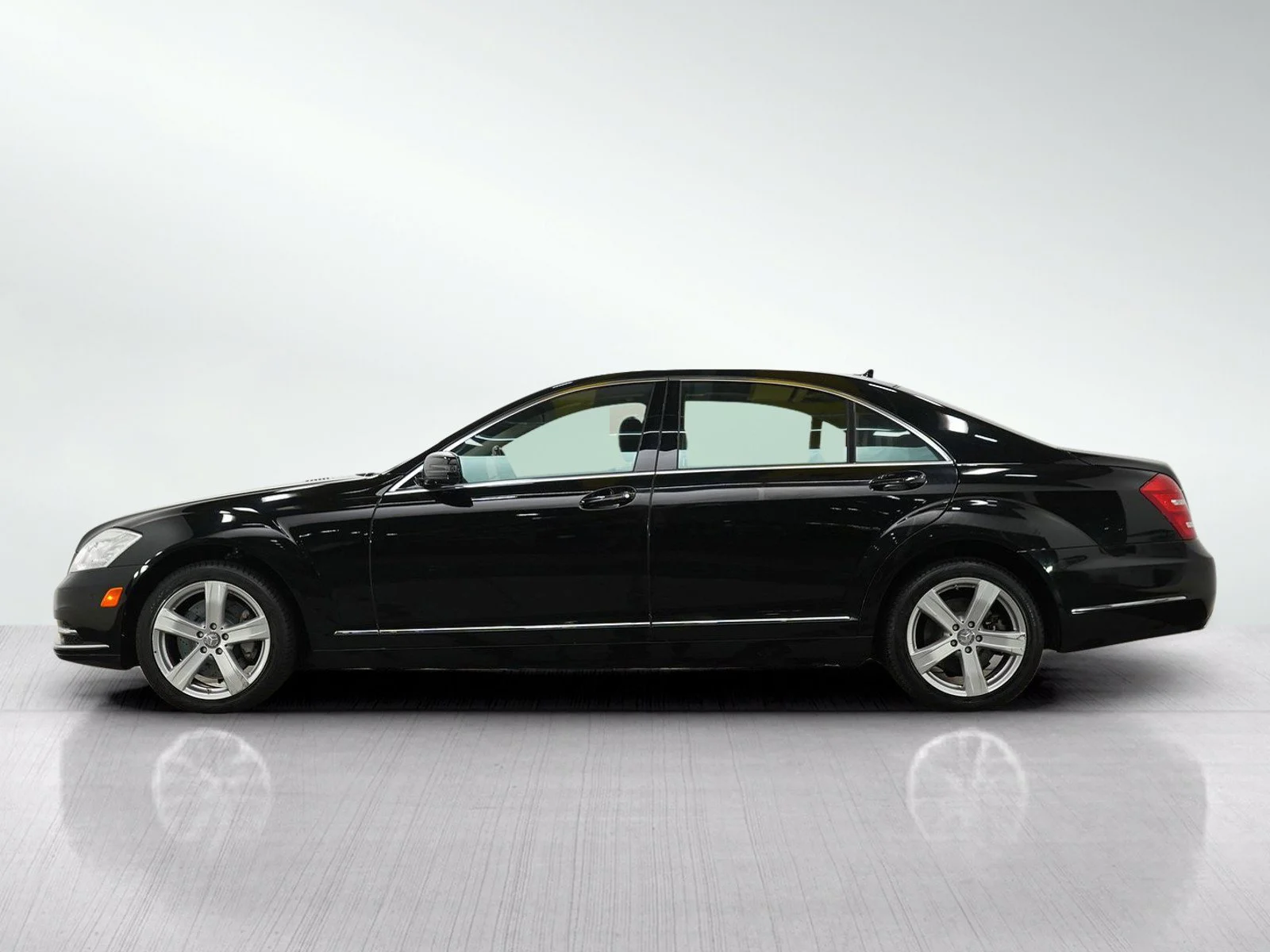 Used 2011 Mercedes-Benz S-Class S550 with VIN WDDNG8GB8BA391019 for sale in Burnsville, Minnesota