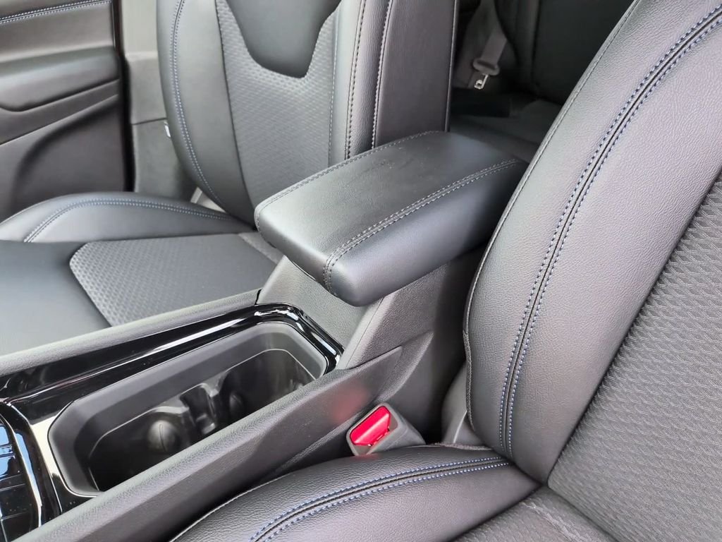 New 2026 Red Hot Pearl-Coat Exterior Paint Jeep Latitude image 24