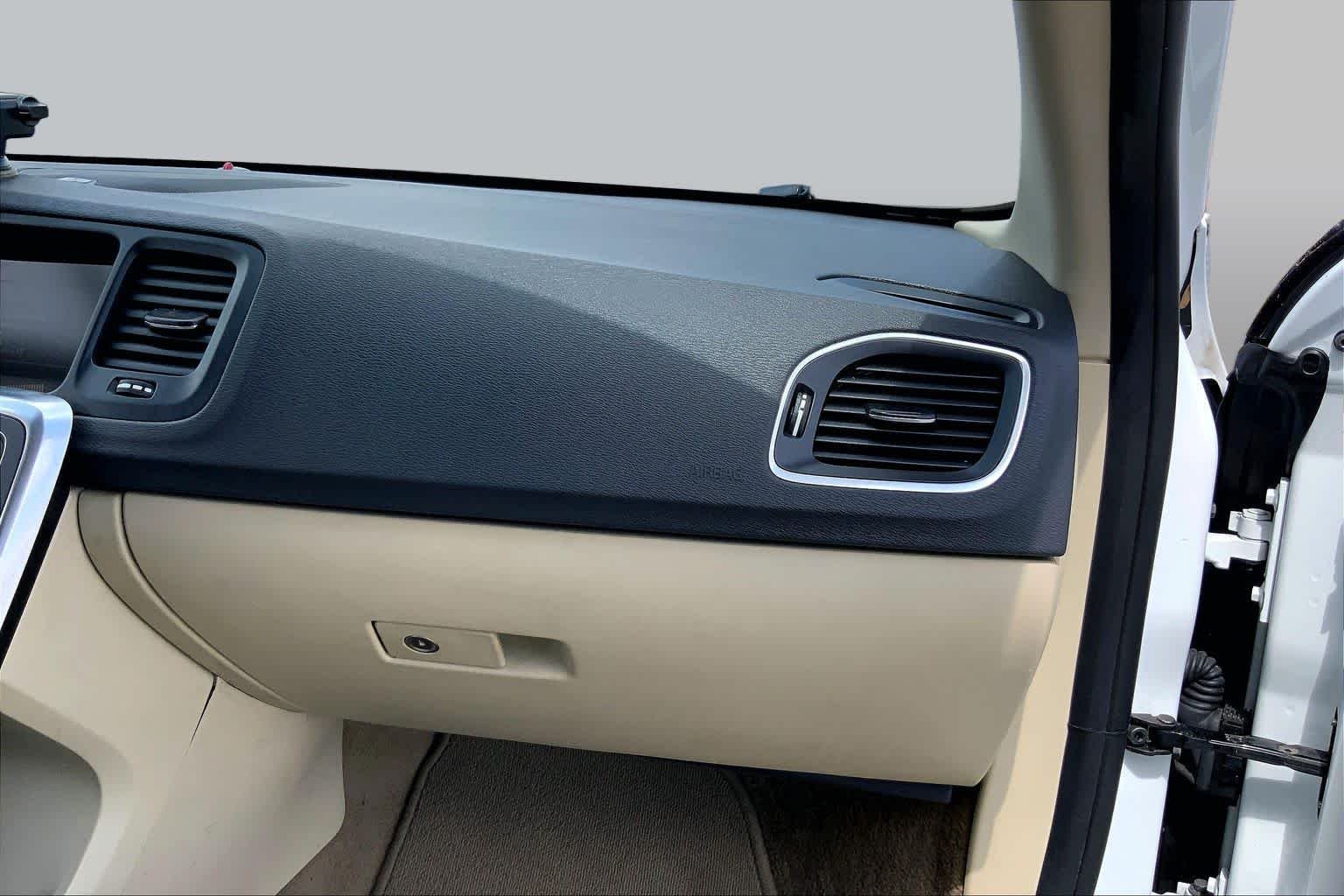 Used 2015 Crystal White Pearl Volvo T5 Drive-E Platinum image 18
